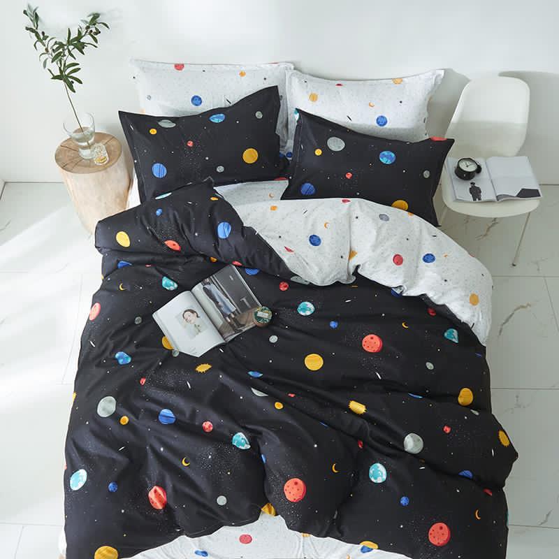 physically relaxed hatch Lenjerie pat 1 Persoana, 4 PIESE, Bumbac Satinat, Planete Colorate, Negru,  C3946 | TrendyHOME